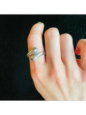 TEAR DROP SWIRL WRAP AROUND STERLING SILVER OPEN MODERNIST RING